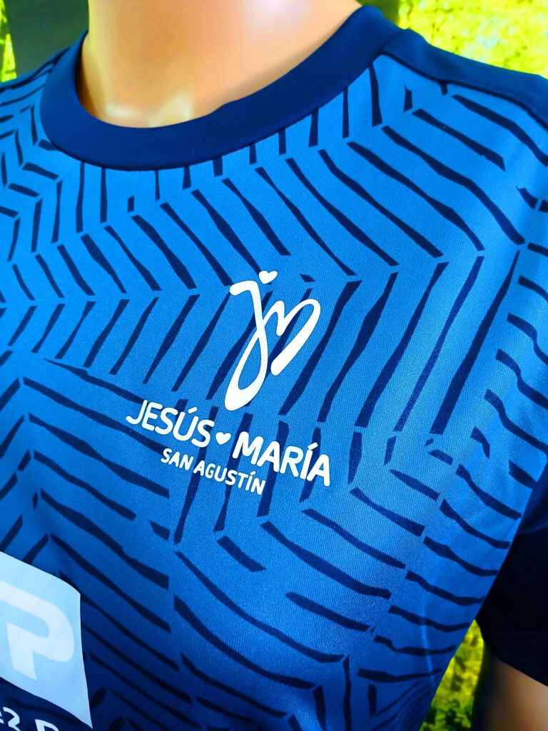 camiseta deporta técnica azul moderna estampada con logo en Marcos Beltrán