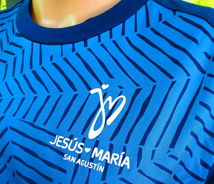 Camiseta de fútbol de colegio con el emblema estampado en dtf