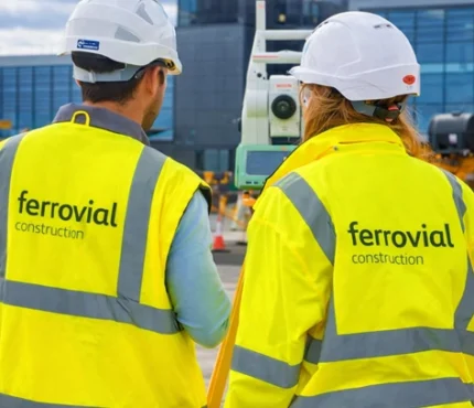 Trabajadores de Ferrovial vestidos con chalecos de alta visibilidad hechos por Marcos Beltrán
